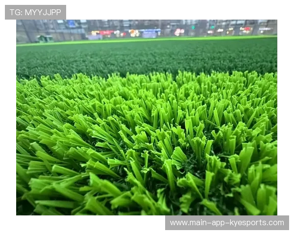 中国足球的场地草皮管理，正规足球场草坪是真草吗