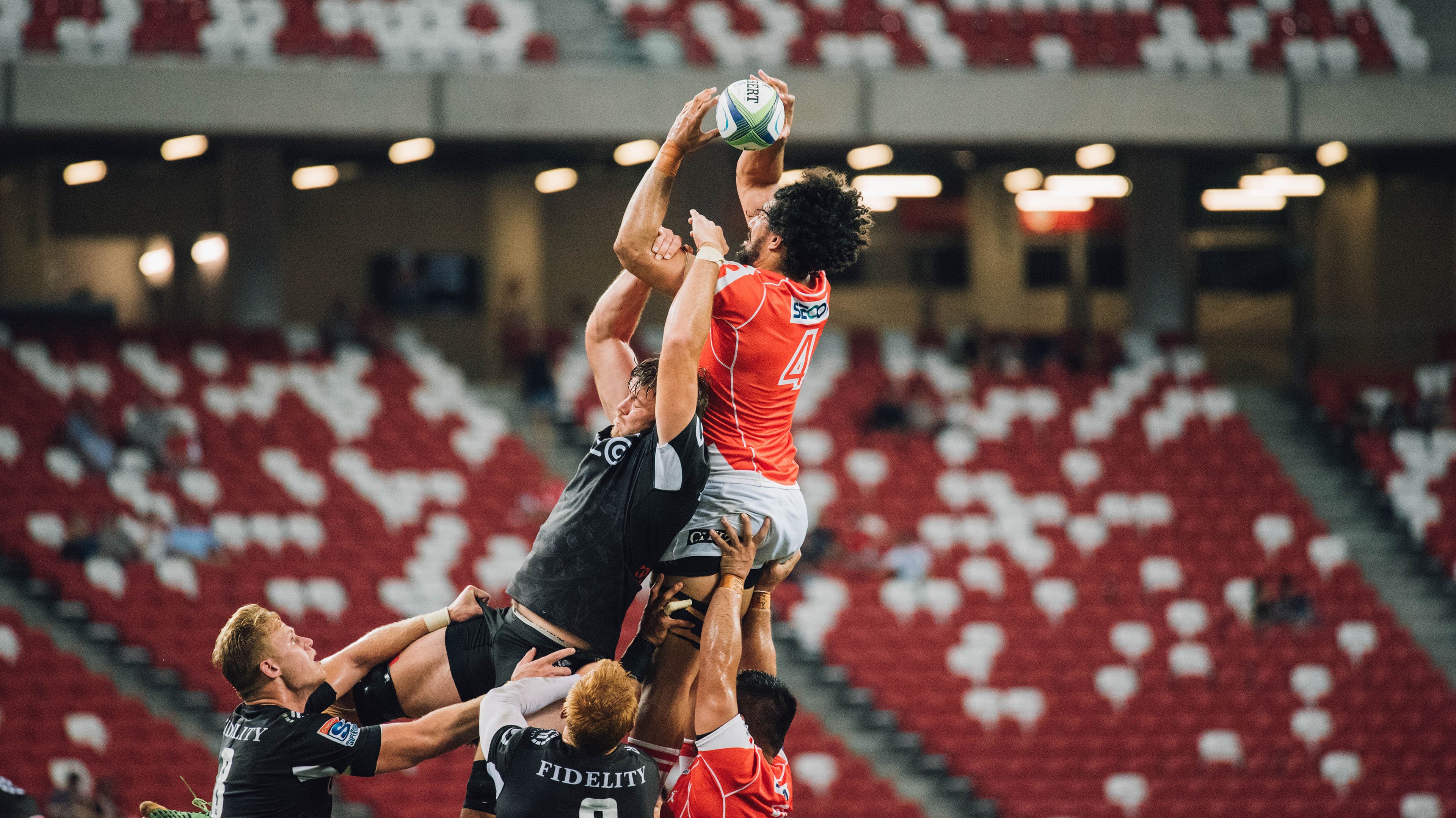 曼联在主场大胜，争夺联赛冠军希望升腾